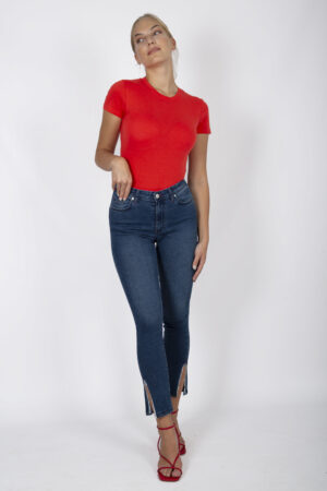 Mod. 904 DENIM PITILLO CORTE EN EL BAJO DETALLES ROJO