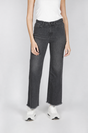 Cropped negro ancho 5 bolsillos con bajo deshilachado. Mod.305/26