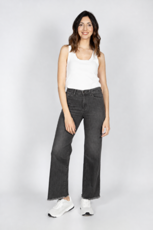 Cropped negro ancho 5 bolsillos con bajo deshilachado. Mod.305/26