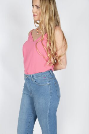 Vaquero capri detalle de bordadito en rosa. Mod. 409