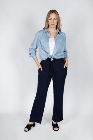 Pantalón ancho fluido con cintura elástica y cordón ajustable. Mod. 430