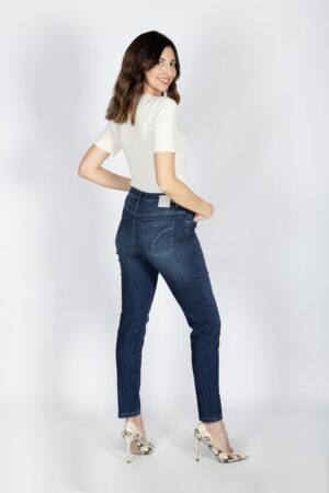 Slim de talle alto. Tachitas en parches  traseros. Mod-504